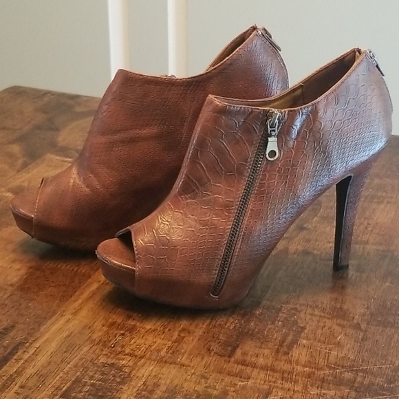 Dots embossed peep toe ankle boot, 11 - Picture 2 of 4